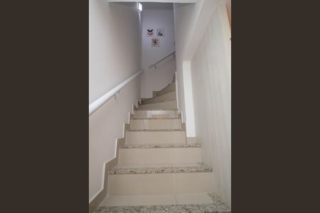 Casa de condomínio à venda com 70m², 2 quartos e 1 vaga Casa de condomínio à venda com 70m², 2 quartos e 1 vagaEscada