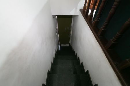 Casa à venda com 220m², 5 quartos e 2 vagas Casa à venda com 220m², 5 quartos e 2 vagasEscada