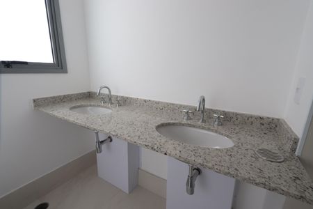 Apartamento à venda com 131m², 3 quartos e 2 vagasBanheiro da Suíte 1