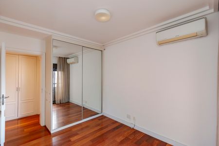 Apartamento à venda com 240m², 3 quartos e 3 vagasSuíte 2