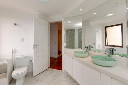 Apartamento à venda com 240m², 3 quartos e 3 vagasBanheiro da Suíte 1