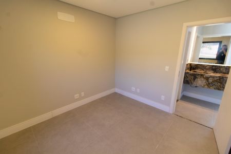 Casa de condomínio à venda com 411m², 4 quartos e 4 vagasEscritório