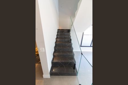 Casa de condomínio à venda com 411m², 4 quartos e 4 vagasEscada