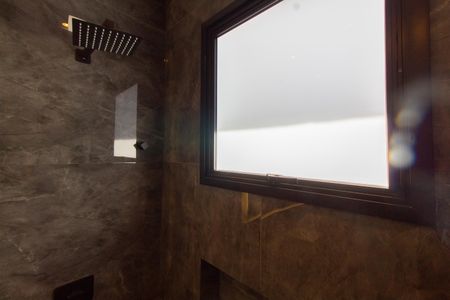 Casa de condomínio à venda com 411m², 4 quartos e 4 vagasBanheiro da Suíte 2