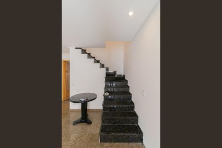 Escada de casa para alugar com 2 quartos, 108m² em Vila Ré, São Paulo