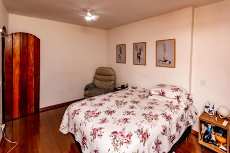 Casa à venda com 360m², 5 quartos e 2 vagas Casa à venda com 360m², 5 quartos e 2 vagasSuíte