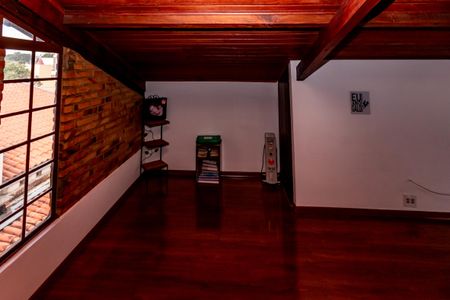 Casa à venda com 360m², 5 quartos e 2 vagas Casa à venda com 360m², 5 quartos e 2 vagasSótão