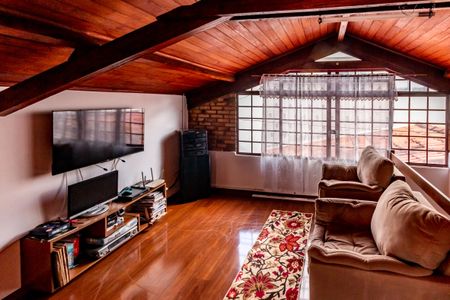 Casa à venda com 360m², 5 quartos e 2 vagas Casa à venda com 360m², 5 quartos e 2 vagasSótão