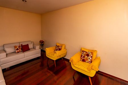 Casa à venda com 360m², 5 quartos e 2 vagas Casa à venda com 360m², 5 quartos e 2 vagasSala