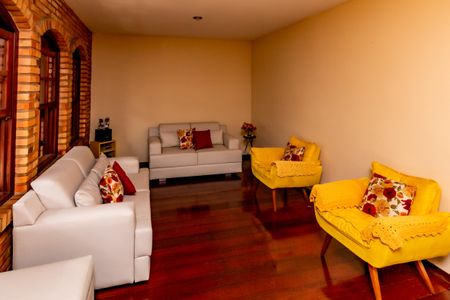 Casa à venda com 360m², 5 quartos e 2 vagas Casa à venda com 360m², 5 quartos e 2 vagasSala