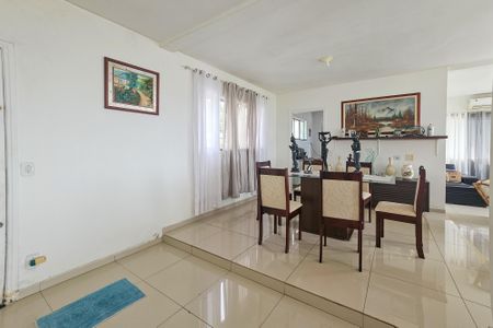 Casa de condomínio para alugar com 330m², 5 quartos e 5 vagassala