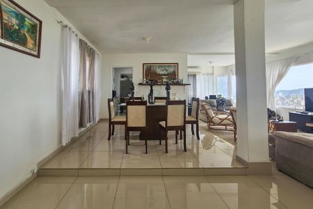 Casa de condomínio para alugar com 330m², 5 quartos e 5 vagassala