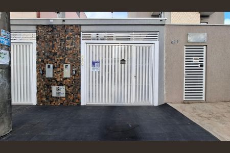 Casa à venda com 140m², 3 quartos e 2 vagas Casa à venda com 140m², 3 quartos e 2 vagasFachada