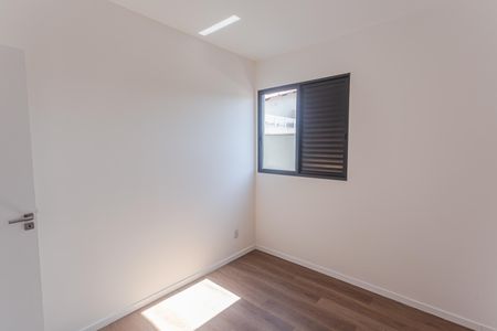 Quarto 2 de casa à venda com 4 quartos, 155m² em Fernão Dias, Belo Horizonte