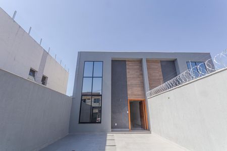 Casa à venda com 155m², 4 quartos e 2 vagasFachada