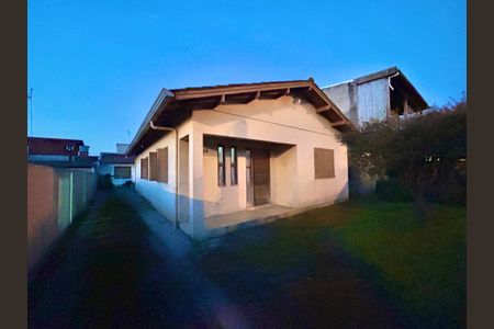 Casa à venda com 90m², 4 quartos e 3 vagas Casa à venda com 90m², 4 quartos e 3 vagasFachada