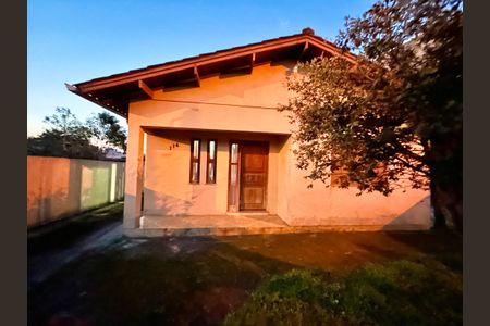 Casa à venda com 90m², 4 quartos e 3 vagas Casa à venda com 90m², 4 quartos e 3 vagasFachada