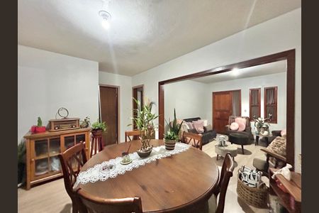 Casa à venda com 90m², 4 quartos e 3 vagas Casa à venda com 90m², 4 quartos e 3 vagasSala