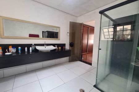 Casa para alugar com 400m², 2 quartos e 4 vagas Casa para alugar com 400m², 2 quartos e 4 vagasBanheiro da Suíte 1