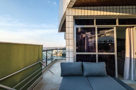 Apartamento à venda com 220m², 2 quartos e 2 vagas Apartamento à venda com 220m², 2 quartos e 2 vagasTerraço