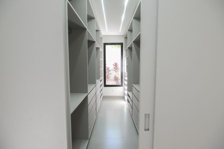 Casa de condomínio para alugar com 490m², 3 quartos e 2 vagas Casa de condomínio para alugar com 490m², 3 quartos e 2 vagasCloset da suíte 3