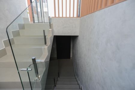 Casa de condomínio para alugar com 490m², 3 quartos e 2 vagas Casa de condomínio para alugar com 490m², 3 quartos e 2 vagasEscada - Garagem