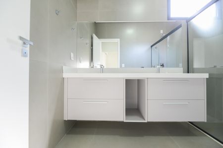 Casa de condomínio para alugar com 490m², 3 quartos e 2 vagas Casa de condomínio para alugar com 490m², 3 quartos e 2 vagasBanheiro da Suíte 3