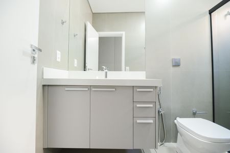 Casa de condomínio para alugar com 490m², 3 quartos e 2 vagas Casa de condomínio para alugar com 490m², 3 quartos e 2 vagasBanheiro da Suíte 1