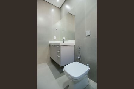 Casa de condomínio para alugar com 490m², 3 quartos e 2 vagas Casa de condomínio para alugar com 490m², 3 quartos e 2 vagasBanheiro da Suíte 1