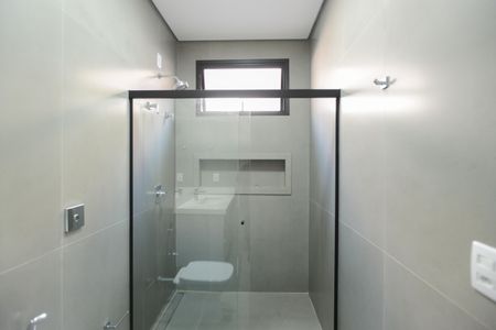 Casa de condomínio para alugar com 490m², 3 quartos e 2 vagas Casa de condomínio para alugar com 490m², 3 quartos e 2 vagasBanheiro da Suíte 1