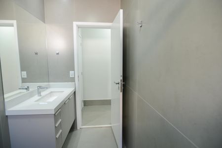 Casa de condomínio para alugar com 490m², 3 quartos e 2 vagas Casa de condomínio para alugar com 490m², 3 quartos e 2 vagasBanheiro da Suíte 2