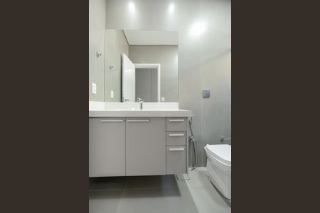 Casa de condomínio para alugar com 490m², 3 quartos e 2 vagas Casa de condomínio para alugar com 490m², 3 quartos e 2 vagasBanheiro da Suíte 1