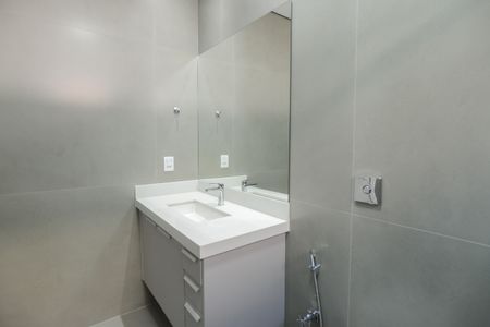 Casa de condomínio para alugar com 490m², 3 quartos e 2 vagas Casa de condomínio para alugar com 490m², 3 quartos e 2 vagasBanheiro da Suíte 1