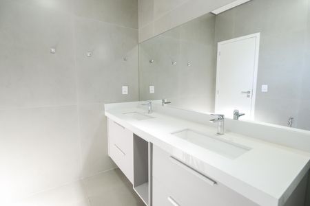 Casa de condomínio para alugar com 490m², 3 quartos e 2 vagas Casa de condomínio para alugar com 490m², 3 quartos e 2 vagasBanheiro da Suíte 3