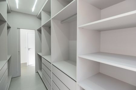 Casa de condomínio para alugar com 490m², 3 quartos e 2 vagas Casa de condomínio para alugar com 490m², 3 quartos e 2 vagasCloset da suíte 3