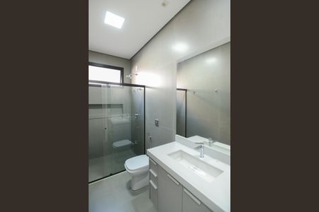 Casa de condomínio para alugar com 490m², 3 quartos e 2 vagas Casa de condomínio para alugar com 490m², 3 quartos e 2 vagasBanheiro da Suíte 2