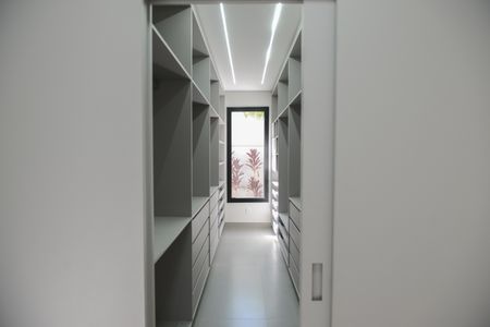 Casa de condomínio para alugar com 490m², 3 quartos e 2 vagas Casa de condomínio para alugar com 490m², 3 quartos e 2 vagasCloset da suíte 3