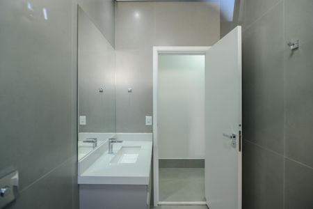 Casa de condomínio para alugar com 490m², 3 quartos e 2 vagas Casa de condomínio para alugar com 490m², 3 quartos e 2 vagasBanheiro da Suíte 2