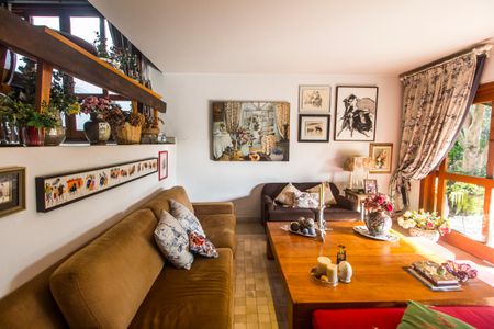 Casa de condomínio à venda com 320m², 4 quartos e 6 vagasSala