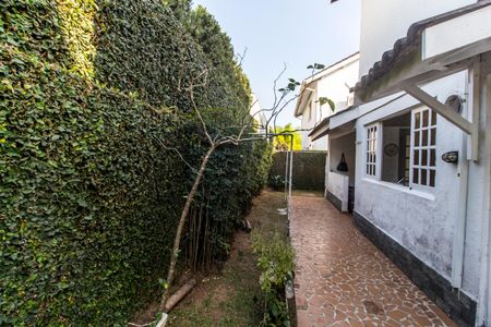 Casa de condomínio à venda com 250m², 3 quartos e 6 vagas Casa de condomínio à venda com 250m², 3 quartos e 6 vagasQuintal