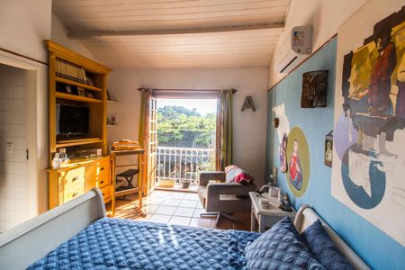 Casa de condomínio à venda com 250m², 3 quartos e 6 vagas Casa de condomínio à venda com 250m², 3 quartos e 6 vagasSuíte