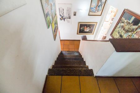 Casa de condomínio à venda com 250m², 3 quartos e 6 vagas Casa de condomínio à venda com 250m², 3 quartos e 6 vagasEscada