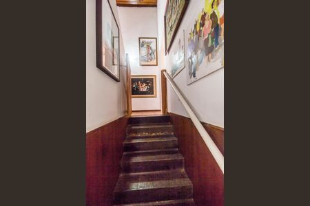 Casa de condomínio à venda com 250m², 3 quartos e 6 vagas Casa de condomínio à venda com 250m², 3 quartos e 6 vagasEscada