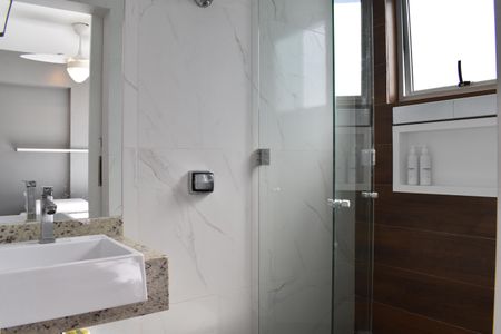 Banheiro de kitnet/studio para alugar com 1 quarto, 20m² em Centro, Curitiba