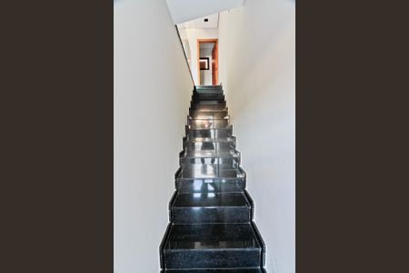 Casa à venda com 150m², 3 quartos e 3 vagasEscada