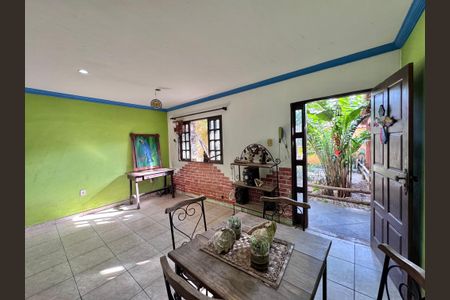Sala de casa de condomínio à venda com 2 quartos, 150m² em Vargem Pequena, Rio de Janeiro