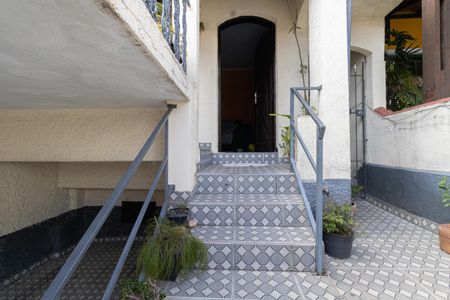 Casa à venda com 95m², 2 quartos e 1 vaga Casa à venda com 95m², 2 quartos e 1 vagaEscada