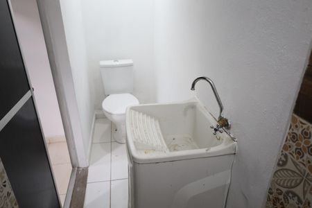 Banheiro de casa para alugar com 1 quarto, 30m² em Vila Marari, São Paulo