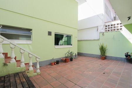 Casa à venda com 227m², 4 quartos e 2 vagas Casa à venda com 227m², 4 quartos e 2 vagasQuintal