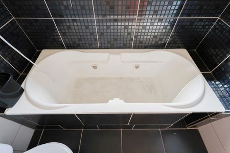 Casa à venda com 227m², 4 quartos e 2 vagas Casa à venda com 227m², 4 quartos e 2 vagasBanheiro da edícula